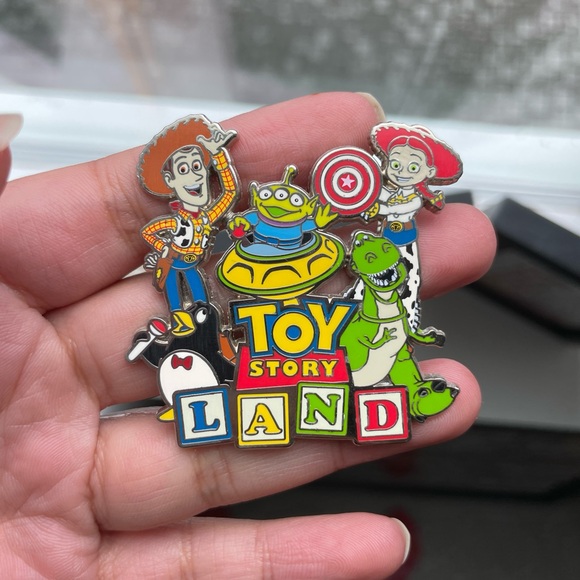 Toy Story Land 2-Pronged Disney Pin - Picture 1 of 2